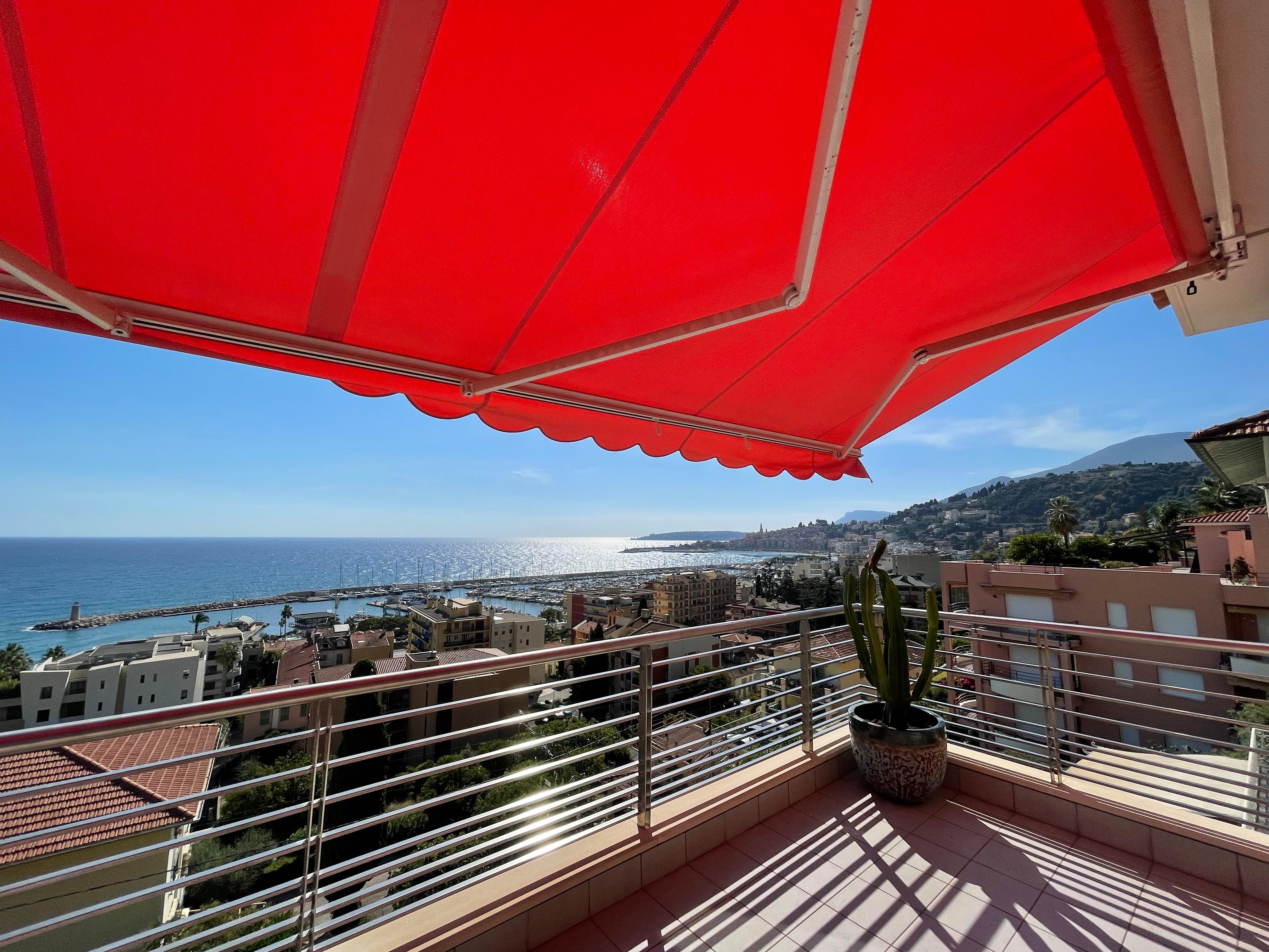 Terrasse mit Markise und Blick über Menton aufs Meer